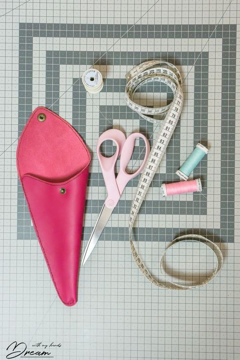 I decided to make a case for my sewing scissors using leather. I have wanted to learn how to sew leather properly by hand. Finally, it wasn't very hard. Scissor Case Pattern, Quick Sewing Gifts, Scissors Case, Sewing Humor, Pouch Diy, Scissor Case, Sewing Scissors, Embroidery Scissors, Sewing Leather