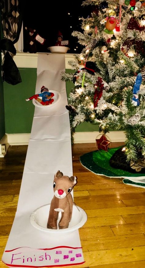 Paper towel slide. Elf on the shelf ideas #christmaself #elfontheshelf #elf #Christmas #Christmasideas #elfideas #elfpranks #easyelfontheshelf #fastelfontheshelf #funnyelfideas #elfontheshelfideas #learningtolivagain #lastminuteelfideas Elf On The Shelves, Christmas Elf On The Shelf, Christmas Shelf, Elf Christmas Decorations, Easy Elf, Awesome Elf On The Shelf Ideas, Elf Magic, Xmas Elf, Elf Antics