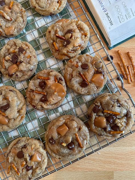 Salted Caramel Pretzel Chip Cookies Salted Caramel Pretzel Cookies, Caramel Chip Cookies, Pretzel Chocolate Chip Cookies, Caramel Pretzel Cookies, Pretzel Chocolate, Pretzel Chips, Pretzel Desserts, Salted Caramel Pretzels, Pretzel Cookies