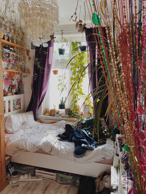 Small Maximalist Bedroom, Maximalist Bed, Cluttered Bedroom Aesthetic, Maximalism Bedroom, Colorful Maximalist Bedroom, Bedroom Maximalist, Maximalist Bedroom, Cluttered Bedroom, Pinterest Room Decor