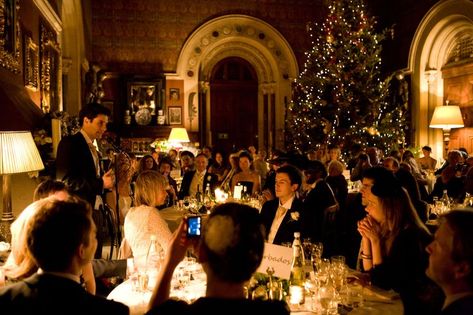 Winter Wedding Castle, Wedding Aesthetic Winter, New York Christmas Wedding, December Wedding Aesthetic, Cozy Christmas Wedding, Christmas Wedding Aesthetic, Classy Christmas Wedding, Old Money Christmas, Winter Wedding Aesthetic