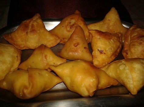 Home made samosas by me Home Made Samosa, How To Make Samosas, Samosa, Tasty Dishes, Home Made, Apple Pie, Pie, Meat, Chicken