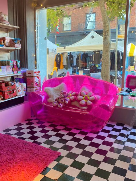 Inflatable Chair Aesthetic, Neon Pop Up Store, Inflatable Pink Couch, Pink Blow Up Couch, Inflatable Couch Aesthetic, Y2k Aesthetic Decor, Thrifted Couch, Hot Pink Couch, Plastic Couch