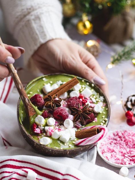 Ho-ho-holiday smoothie bowl you'll matcha love! Difficulty level: EasyTime required: 15 mins Ingredients: 3 frozen bananas 50 to 100 ml almond milk (or milk of choice). 1-2 tsp Rawnice Matcha Powder  1 tbsp mixed spices: cinnamon, ginger, nutmeg & cloves 1 tbsp of maple syrup or sweetener of choice (optional)  Topp Holiday Smoothies, Food Polls, Christmas Smoothies, Matcha Almond, Acai Bowls Recipe, Matcha Smoothie, Frozen Bananas, Red Pear, Bowl Recipes