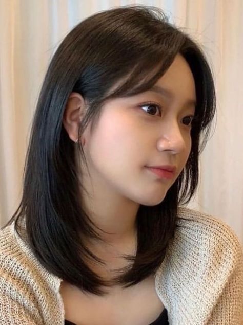 long layered lob with side bangs Haircuts For Medium Length Hair, Korean Short Hair, Hair Inspiration Long, Layered Haircuts For Medium Hair, Fesyen Rambut, Hair Inspiration Short, Medium Short Hair, Shoulder Hair, Shoulder Length Hair Cuts