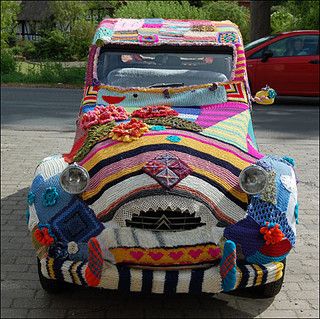 Knitted and crochet car cover Citran 2CV.2 | Flickr - Photo Sharing! Art Au Crochet, Crazy Art, Crochet Car, Knit Art, Car Cover, Art Yarn, Freeform Crochet, Old Car, Cool Ideas