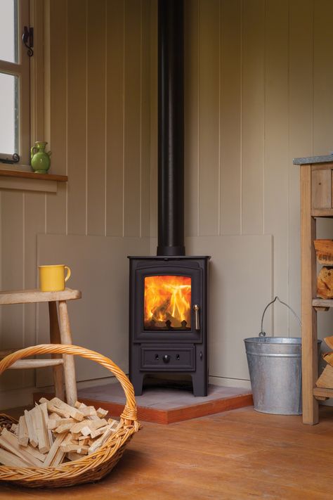 http://www.gr8fires.co.uk/villager-puffin-4kw-multi-fuel-stove/?utm_source=Social&utm_medium=Social  Villager Puffin Multi-Fuel Stove. #Woodburner in corner of #rustic #country room. #shabbychic Corner Log Burner, Wood Burning Stove Corner, Corner Wood Stove, Corner Stove, Small Wood Burning Stove, Wood Burning Stoves Living Room, Log Burner Living Room, Small Wood Stove, Wood Stove Fireplace