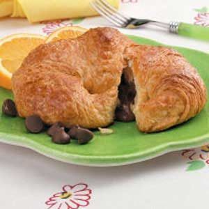 Panera Bread Chocolate Croissant Recipe, Chocolate Croissant Recipe, Croissant Bake, Croissants Recipe, Home Chocolate, Chocolate Croissants, Bread Chocolate, Cut Recipe, Croissant Recipe