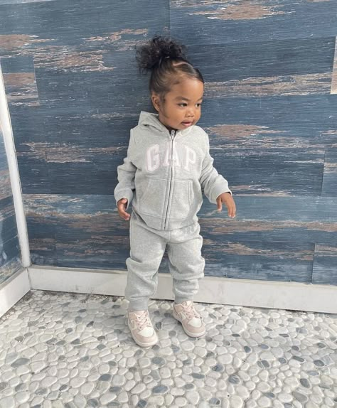 Dripped Out Baby Outfits, Baby Outfits Girl Black, Baby Girl Outfits Black Babies, Black Baby Outfits, Black Baby Girl Outfits, Toddler Fits, Mommy And Baby Pictures, Flying With A Baby, Mode Zara