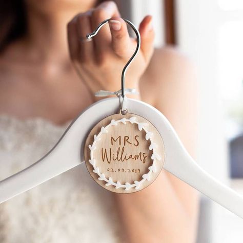 Bridal Hangers Personalized, Wedding Hangers Personalized, Wedding Hanger, Bridal Hangers, Hen Party Gifts, Idee Cricut, Bridesmaid Invitation, Wedding Dress Hanger, Laser Engraved Ideas