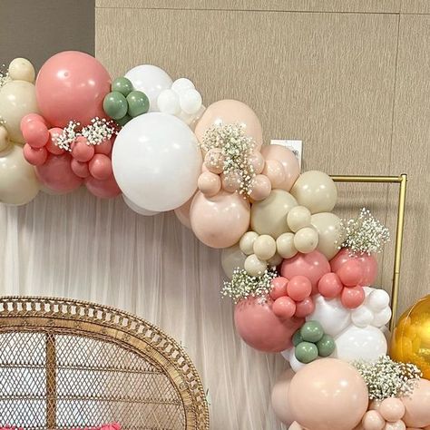 Balloons With Flowers Backdrop, Balloon Arch With Baby Breath, Baby In Bloom Arch, Baby In Bloom Balloon Garland, Baby In Bloom Balloon Arch, Baby In Bloom Backdrop, Balloons For Baby Shower, Balloon Clusters, Bridal Shower Backdrop