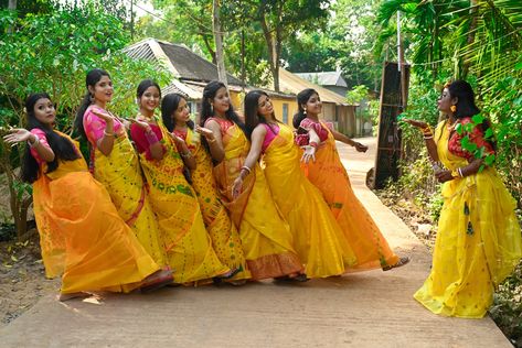 Bangoli wedding group photography Haldi Ceremony Group Photos, Haldi Group Poses, Haldi Shoot Poses, Mehendi Photography Bridal, Sisters Poses, Haldi Pose, Haldi Shoot, Funny Wedding Poses, Haldi Photography