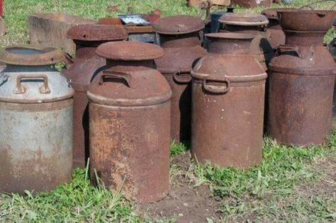 Hoedown Party, Farm Vbs, Painted Milk Cans, Antique Milk Can, Chic Decor Diy, Old Milk Cans, Barrel Ideas, Wine Barrel Furniture, Barn Pictures