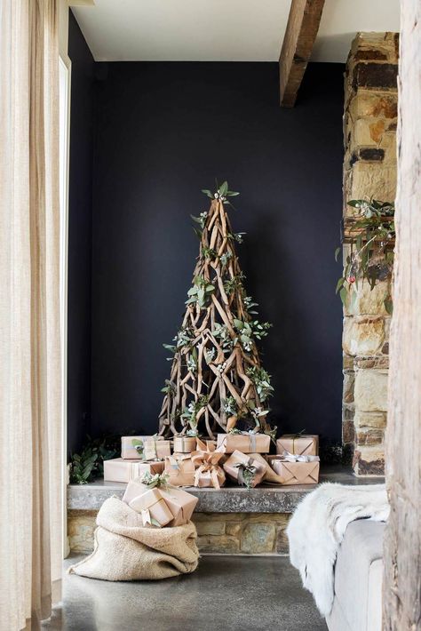 23 alternative Christmas tree ideas - Style Curator Aussie Homes, Australian Christmas Tree, Christmas Decorations Australian, Christmas Tree Colour Scheme, Joulun Aika, Contemporary Christmas Trees, Driftwood Christmas Tree, Eco Christmas, Christmas Miracle