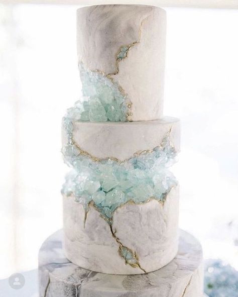 Geode Wedding, Big Wedding Cakes, Geode Cake, Creative Wedding Cakes, Fondant Wedding Cakes, Crystal Cake, Wedding Cake Flavors, Wedding Cakes Blue, Gateaux Cake