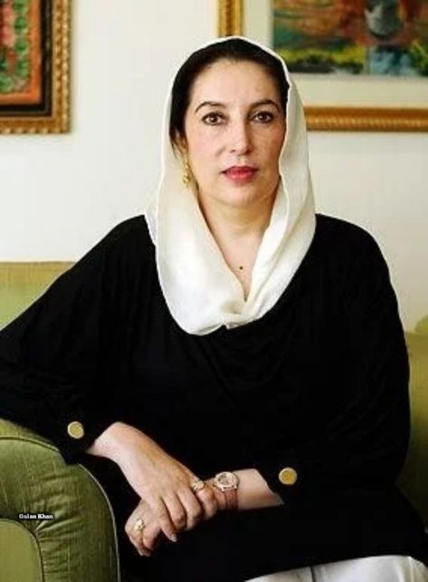 Beautiful picture of Shaheed Benazir Bhutto Benazir Bhutto Fashion, Benazir Bhutto Pics, Benazir Bhutto, 90s Beauty, History Pics, Pakistani Culture, Bridal Jewellery Inspiration, Heavy Dresses, History People