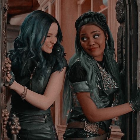 Uma Descendants Icon, Sarah Jeffery Descendants, Mal And Uma, Descendants Icons, Descendants Aesthetic, Mal Bertha, Evil Icon, Mitchell Hope, Disney Descendants Characters