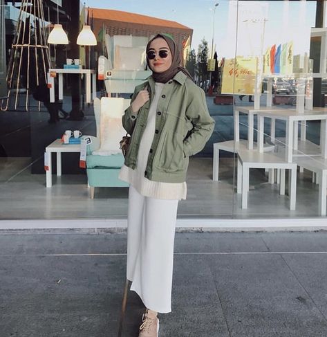 Stripes Outfit Hijab, Jakarta Photography, Sage Green Blouse, Sleek Outfit, Hijabi Outfit, Street Hijab Fashion, Modern Hijab Fashion, Beach Love, Hijab Style Casual