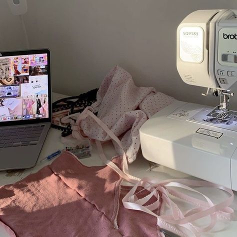 My Mechanical Romance, La Aesthetic, Gossip Girl Reboot, Disney Princess Modern, Cute Romance, Modern Disney, Sewing Lessons, Student Fashion, Barbie Movies