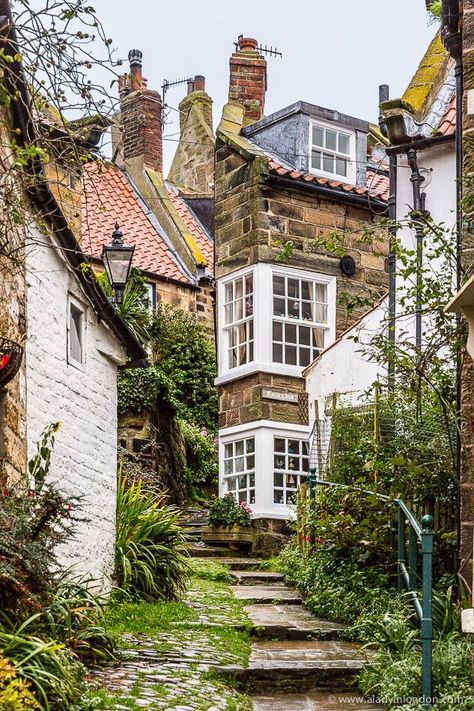 Prettiest Towns and Villages in Britain - 9 Places to Discover Beautiful Places In England, Robin Hoods, Narrow Street, Robin Hoods Bay, Places In England, Beaux Villages, Yorkshire England, Incredible Places, English Countryside