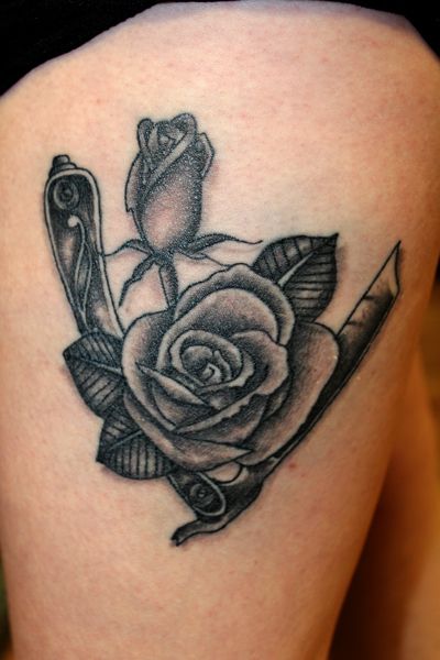 Straight Razor Tattoo, Razor Tattoo, American Traditional Rose, Blade Tattoo, Traditional Roses, Heart Tattoos, Best Shave, Razor Blade, Straight Razor