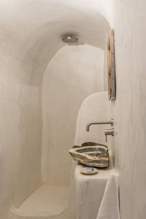 Plaster House, Cave Houses, Concrete Bathtub, Island Bathroom, Santorini House, Spa Interior Design, Top Of The Stairs, Cama King Size, Spa Interior