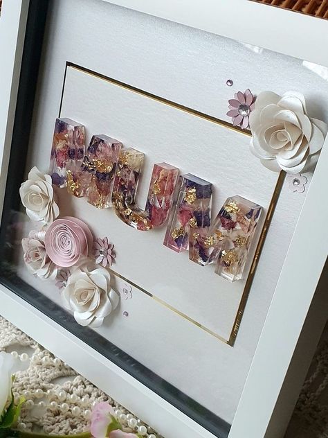 Resin Art Letters, Resin Picture Frame Diy, Resin Business Ideas, Flowers Resin Art, Resin Gift Ideas, Resin Dried Flowers, Diy Resin Gifts, Seni Resin, Etsy Shop Branding