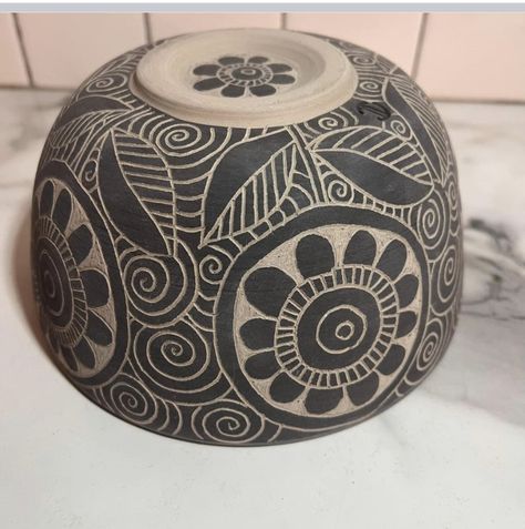 Black And White Sgraffito Pottery, Scraffitto Ceramics, Scrafitto Design, Sgraffito Vase, Pottery Sgraffito, Scraffito Designs Simple, Ceramics Bowls Designs, Sgraffito Technique, Beginner Pottery