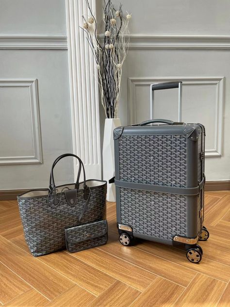 Goyard Suitcase, Travel Luggage Suitcases, Shopping Luxury, Luxury Love, Best Watches, Handbag Essentials, Accessory Jewelry, Oman, Travel Gear