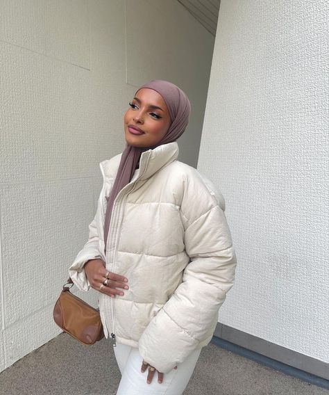 White Puffer Jacket Outfit, Earmuffs Outfit, White Puffer Jacket, Puffer Jacket Outfit, Hijabi Outfit, White Puffer, Muslim Fashion Hijab Outfits, Hijab Style Casual, Hijabi Fashion Casual