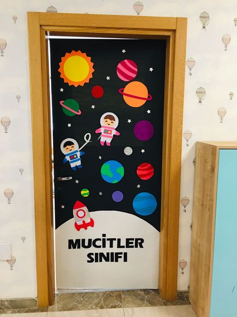 Space Door Decorations Classroom, Classroom Door Decoration Ideas Creative, Space Theme Classroom, Planet Crafts, Hot Air Balloon Craft, School Board Decoration, School Door Decorations, Outer Space Theme, Preschool Classroom Decor