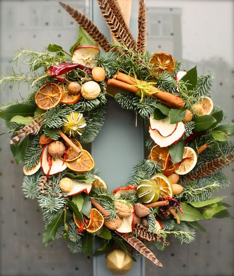 Navidad Natural, Natural Christmas, Xmas Wreaths, Noel Christmas, Dried Fruits, Christmas Wreaths Diy, Homemade Christmas, Wreath Decor, Christmas Deco