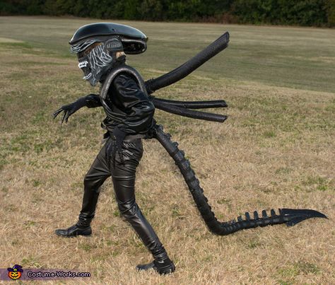 DIY Xenomorph Alien Costume - Halloween Costume Contest Alien Movie Costume, Diy Alien Costume, Xenomorph Costume, Vampire Costume Diy, Alien Halloween Costume, Pirate Costume Diy, Giger Alien, Quick Halloween Costumes, Alien Halloween