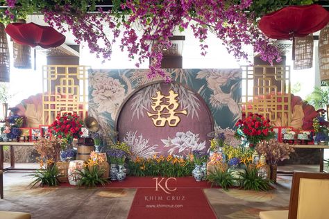 Chinese Wedding Backdrop, Mulan Wedding, Asian Party Decorations, 2023 Themes, Sangjit Decoration, Chinese Engagement, Ampersand Tattoo, Blended Wedding, Tea Ceremony Wedding