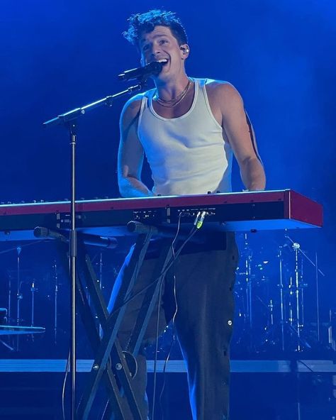 Charlie Puth Concert Outfit, Charlie Puth Concert, Concert Outfit Ideas, Ellen Degeneres Show, Charlie Puth, American Singers, Record Label, Concert Outfit, Music Artists