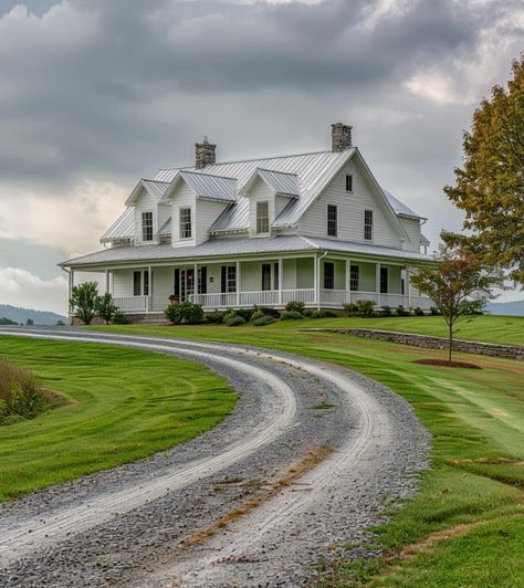 Farmhouse Wrap Around Porch, Wraparound Porch Farmhouse, Classic Farmhouse Exterior, House Wrap Around Porch, Homes With Wrap Around Porches, Dream House Country, Country Backyards, Country Cottage Farmhouse, Dream Farmhouse