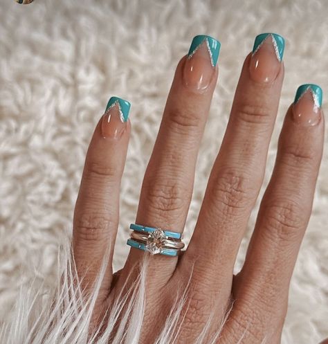 Western Nail Ideas Almond Shape, Simple Accent Nail Ideas, Simple Western Nails Almond, Tourquise Nails Design Short, Turquoise Nail Design, Western Hoco Nails, Country Nails Simple, Western French Tips, Western Nail Inspo Acrylic