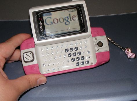 ⋆☆ fLiCkR mAnIa ☆⋆ Sidekick Phone, 2010 Phone, Y2k Tech, Trashy Y2k Aesthetic, Tumblr Girly Aesthetic 2013, Project Mc2, Childhood Memories 90s, Ipod Classic, Spy Kids