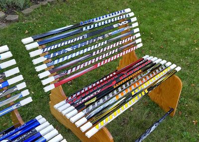 Old Hockey Stick Ideas, Hockey Stick Furniture, Hockey Stick Crafts, Pallette Furniture, Stick Furniture, Stick Projects, Hockey Diy, Hockey Crafts, Hockey Nets