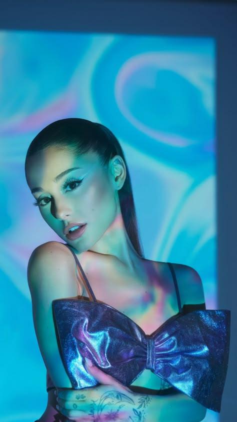 Ariana Grande Wallpaper 2023, Blue Ariana Grande Wallpaper, Ariana Grande Rem Beauty Wallpaper, Ariana Grande Lockscreen Iphone, Ariana Grande Blue Aesthetic, Ariana Grande Blue, Ariana Grande The Way, Blue Lockscreen, Ariana Dress