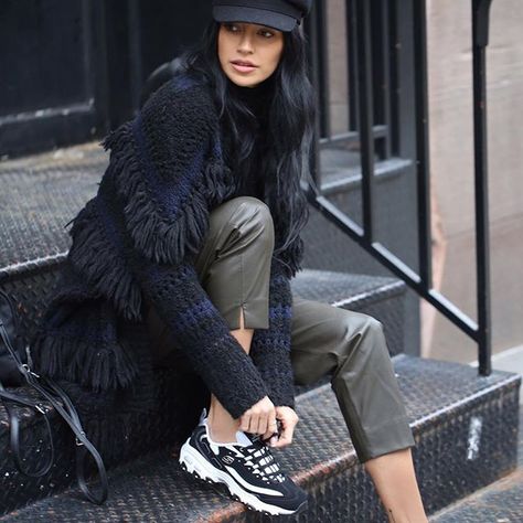 @justtnic mastering Fashion Week street style in her Skechers D’Lites #skechersdlites #OGdlite #dlites #skechers #NYFW Skechers Outfit, Nicole Williams English, Skechers D'lites, Nicole Williams, Skechers D Lites, Sneakers Street Style, Skechers Sneakers, Sneakers Outfit, Fashion Week Street Style