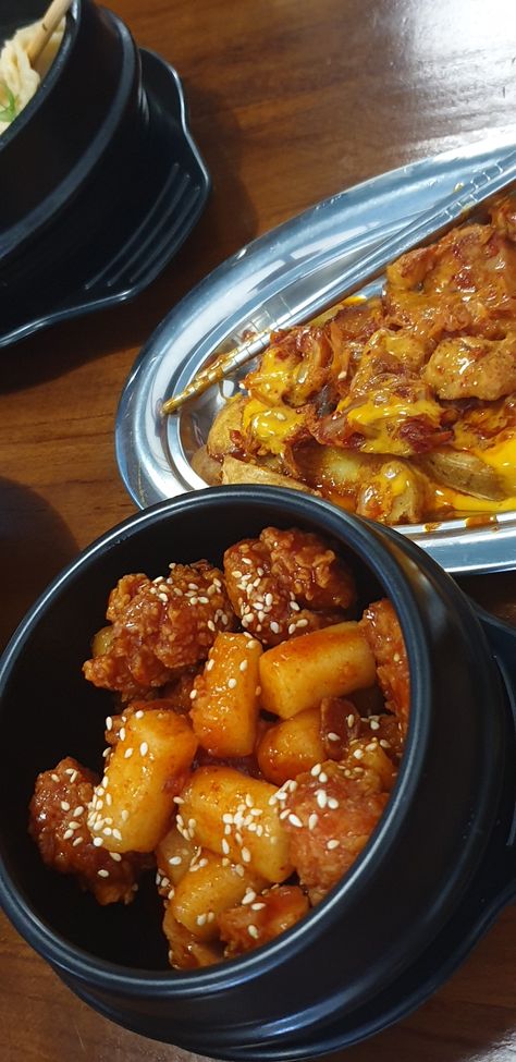 #07 #aesthetic #koreanfood #chicken #tteokbokki Chicken Tteokbokki, Korean Chicken, Korean Food, Taste Buds, Fried Chicken, Yummy Food, Chicken, Quick Saves