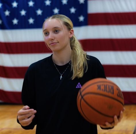 Basketball Wife Aesthetic, Uconn Basketball, Basketball Girlfriend, Paige Bueckers, Uconn Womens Basketball, I Want You Forever, Basketball Baby, Basketball Wives, I Love Basketball