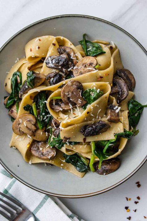 This Pappardelle Pasta with Mushrooms makes for an easy elegant dinner. With roasted garlic and spinach, this pasta is hearty and flavourful Healthy Burgers, Pasta With Mushrooms, Superfood Breakfast, Miracle Noodles, Pappardelle Pasta, Shirataki Noodles, Fermented Cabbage, Shiitake Mushrooms, Kevin Bacon