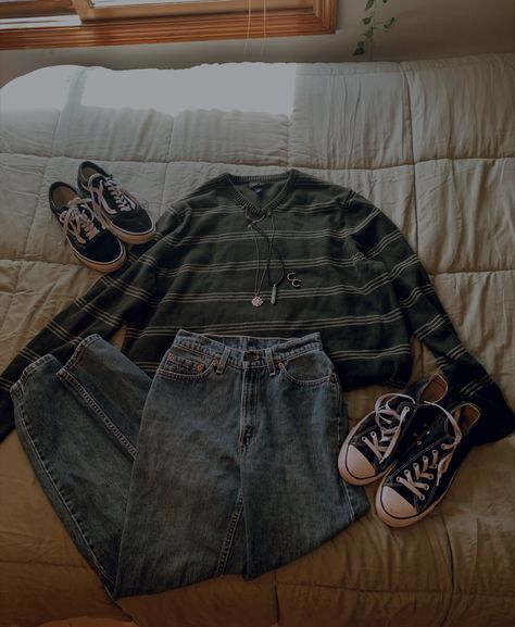 2021 fall outfits, 2021 clothing, simple outfit inspiration, 2021 outfits, trendy fall fashion, sweater outfits Y2k Outfits With Sweater, Nerdy Fall Outfits, Grunge Cold Outfit, Grunge Causal Outfits, Cold Winter Grunge Outfits, Cute Grunge Fall Outfits, Indie Grunge Clothes, Gruge Outfits Girl, Grunge Outfits School Appropriate