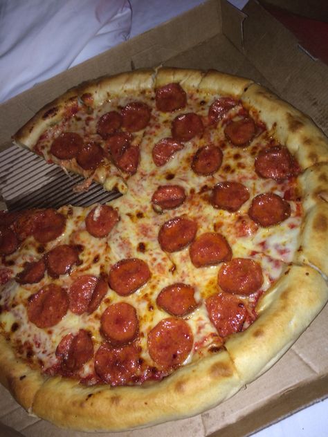 Pizza hut delivery/pepperoni stuffed crust Pizza Hut Pepperoni Pizza, Pizza Hut Delivery, Stuffed Crust, Food L, Dinner Meals, Pizza Hut, Pizza Crust, Pepperoni Pizza, Happy Place