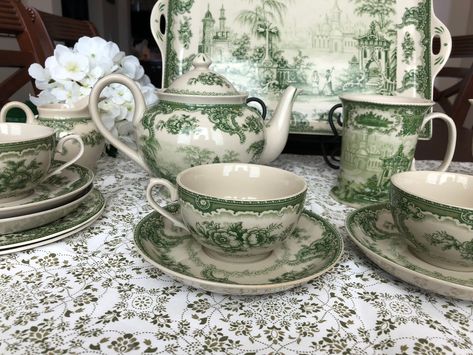 Cottage Core Interior, Green Transferware, Green China, Table Setting Inspiration, Pretty China, Antique Dishes, China Dishes, White China, Blue Willow