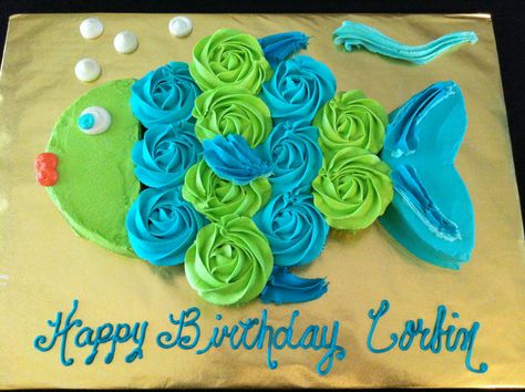 Cub Scout Cake, Summer Birthday Cake, Fishing Cupcakes, Pull Apart Cupcake Cake, Fish Theme, Fishing Birthday Party, Bubble Birthday, Pull Apart Cupcakes, Cupcake Cake Designs