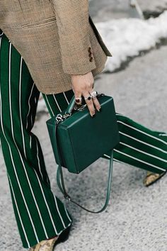 dark green for fall box bag and striped pants Tailored Dress, 가을 패션, Striped Pants, Mode Inspiration, Mode Style, Green Bag, Fashion Details, Business Fashion, Bago