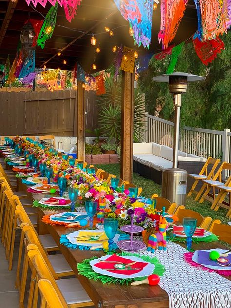 Latino Birthday Party Ideas, Mexican Night Party, Mexican Tablescape, Fiesta Tablescape, Frida Kahlo Party Decoration, Mexican Table Setting, Latino Party, Mexican Bridal Showers, Mexican Birthday Parties